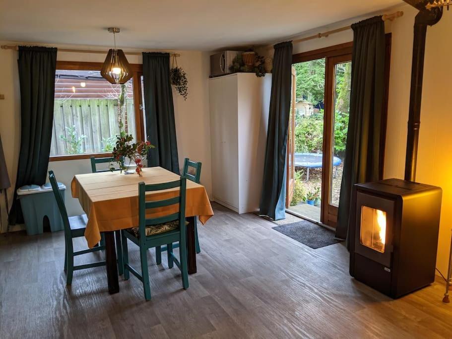 Sfeervol Chaletje In Een Rustige Bosrijke Omgeving Diessen Exteriér fotografie